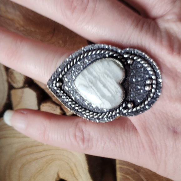 New Overzized Carved Heart Shaped Howlite 925 Silver Statement Ring. - Picture 10 of 12